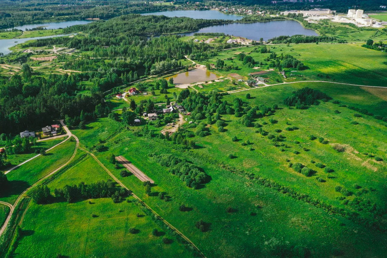 Zdjęcie Czy działka jest nieruchomością? Sprawdź jej prawny status i konsekwencje