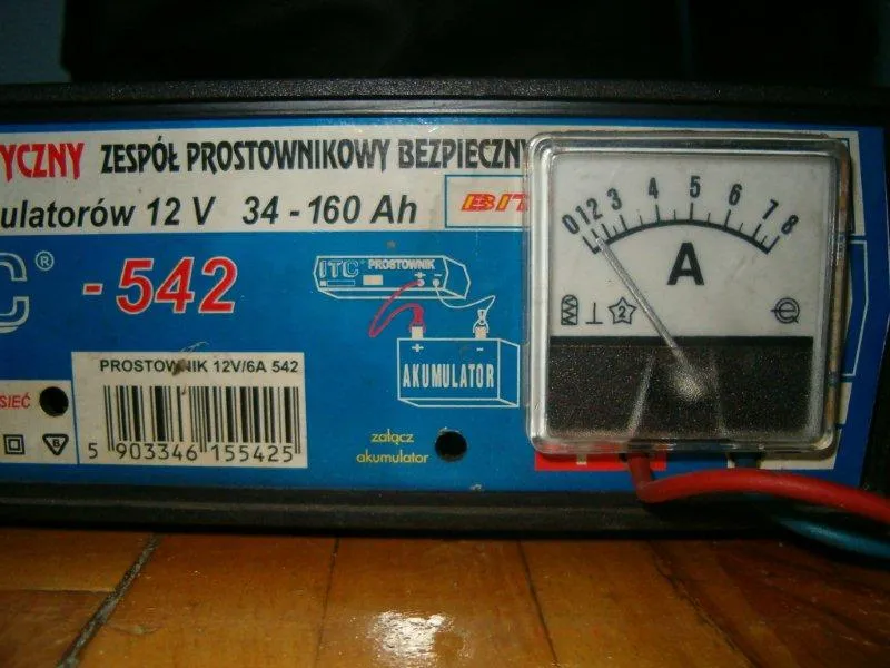 Zdjęcie Ile powinien wskazywać prostownik, aby uniknąć uszkodzenia akumulatora?