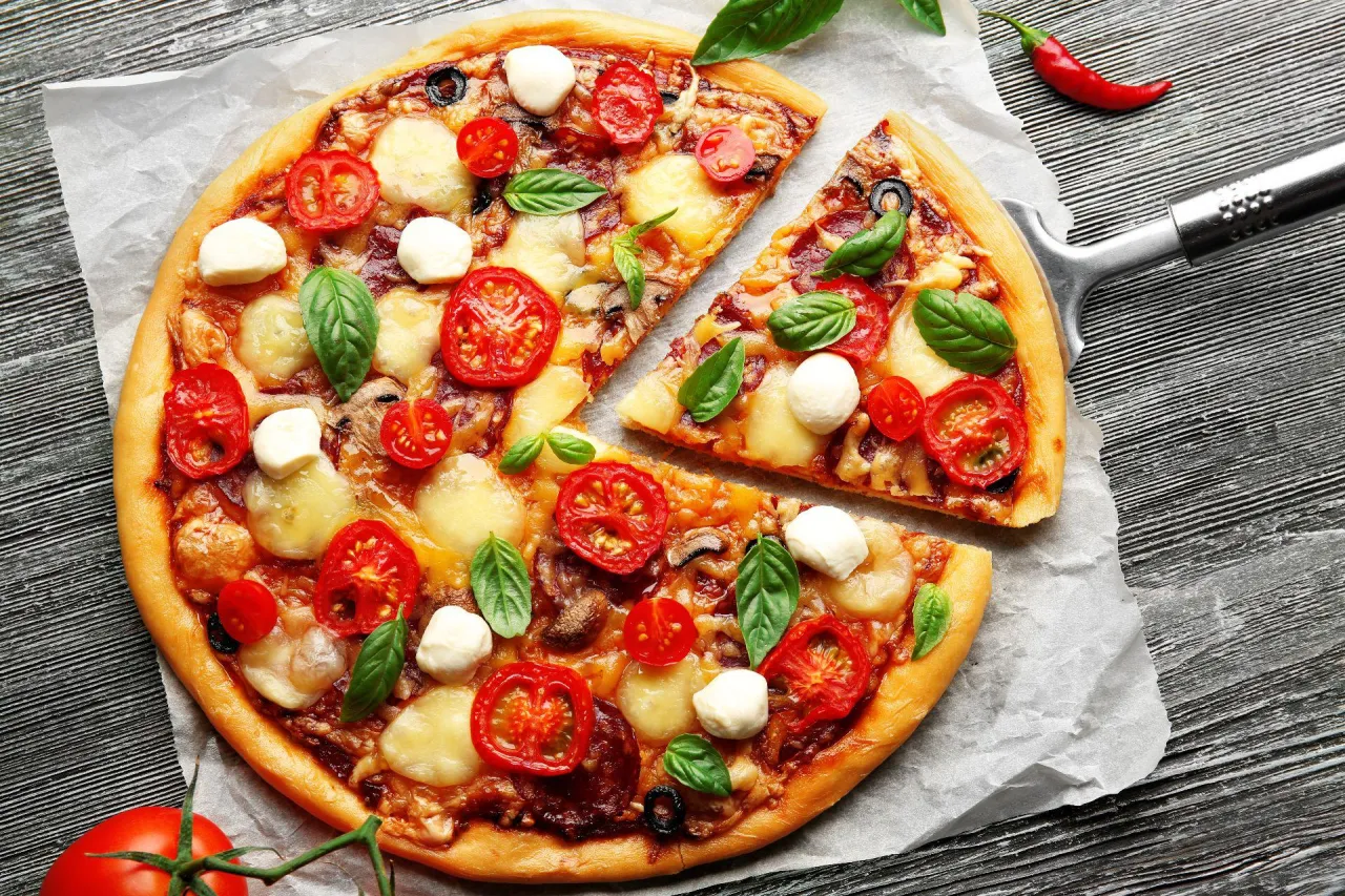Zdjęcie Kto wynalazł pizzę? Niezwykła historia i wpływ na kulturę włoską