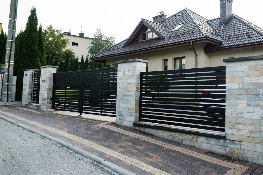 Zdjęcie Jak zrobić ogrodzenie na pochyłym terenie - uniknij błędów i kosztów