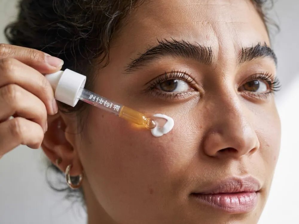 Zdjęcie Czy serum z witaminą C można stosować pod oczy? Bezpieczne metody i korzyści