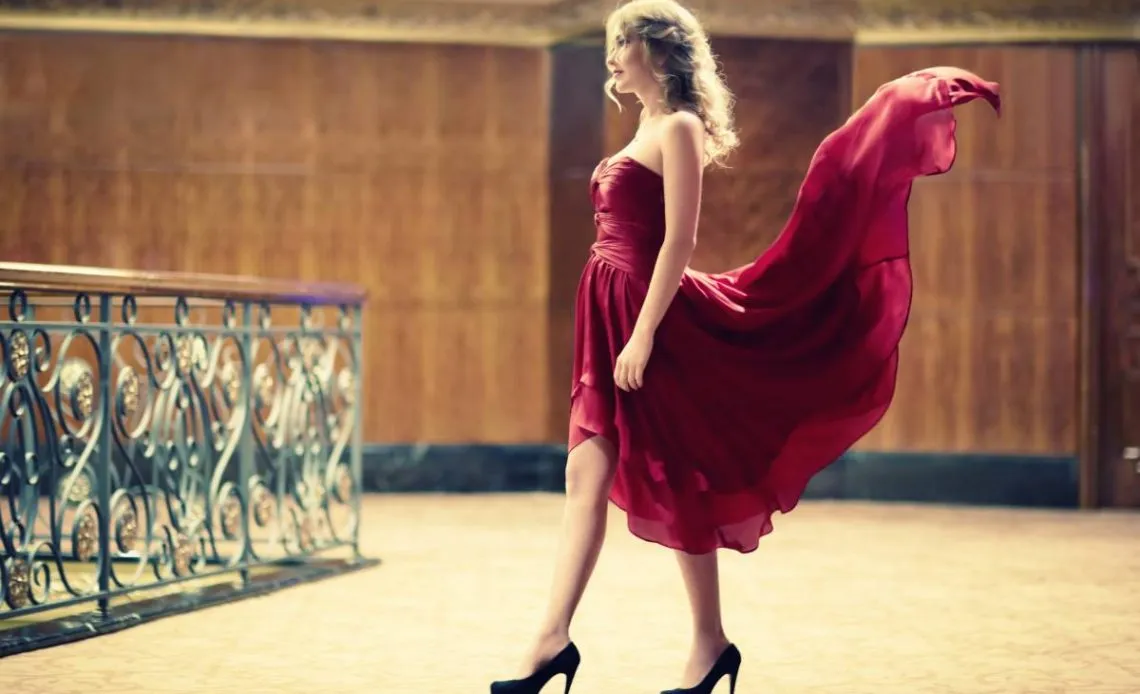 Zdjęcie Jakie buty do bordowej sukni - idealne połączenia na każdą okazję