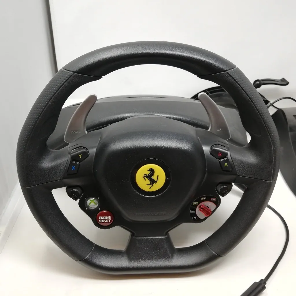 Zdjęcie Jak podłączyć kierownicę Thrustmaster Ferrari 458 Italia do Xbox i PC