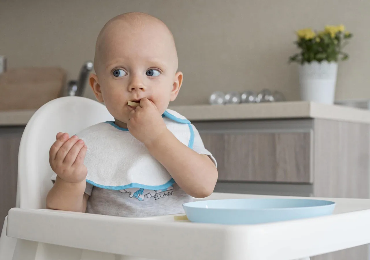 Zdjęcie Ser ż&oacute;łty dla dziecka: Od kiedy i jak bezpiecznie go podawać?