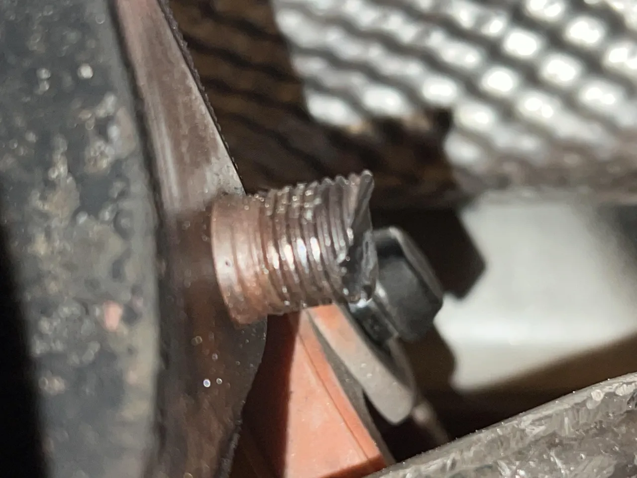 Zdjęcie Jakie śruby do wydechu wybrać, aby uniknąć kosztownych napraw?