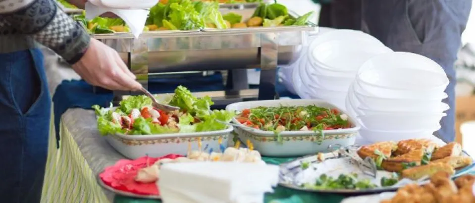 Zdjęcie Catering: Co to jest? Rodzaje, zalety i wady Kompletny przewodnik