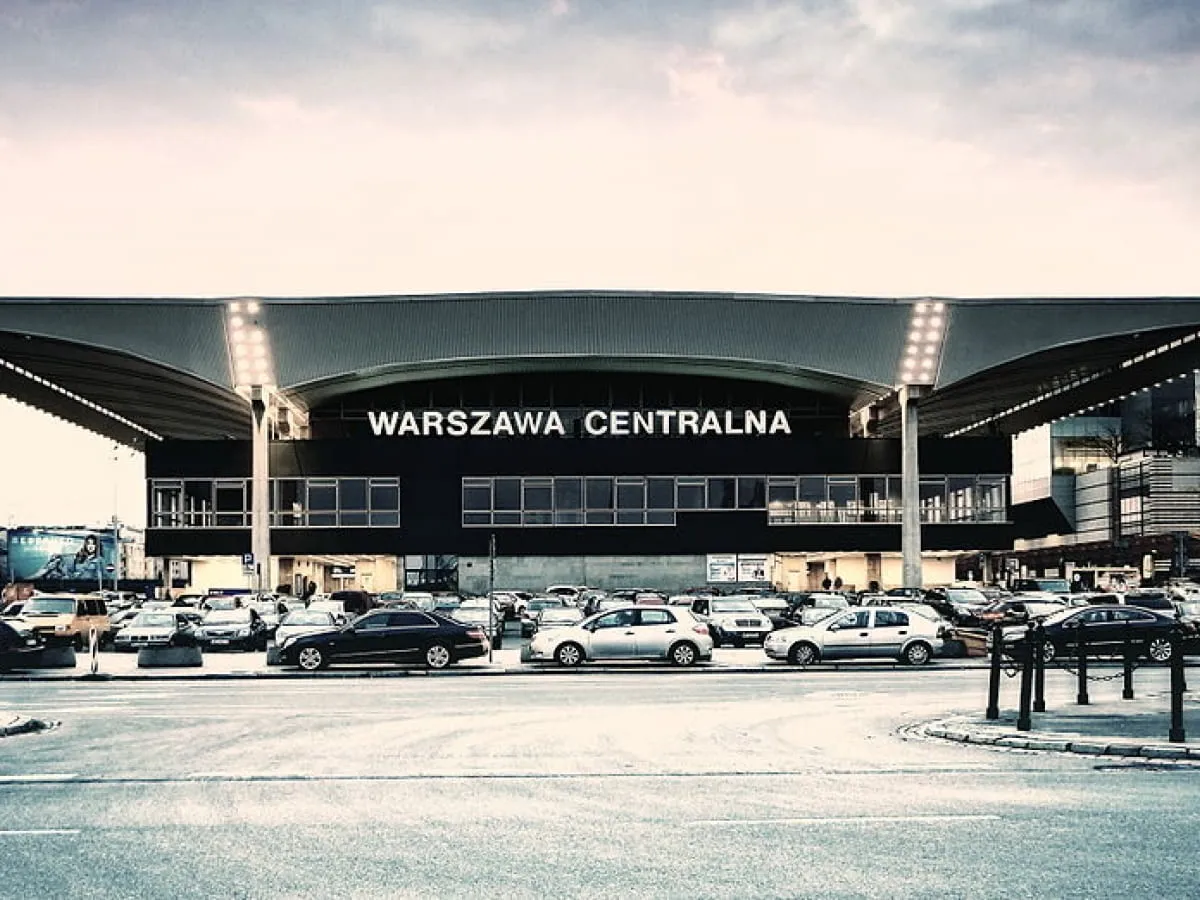 Zdjęcie Czy dworzec centralny w Warszawie jest czynny przez całą dobę?