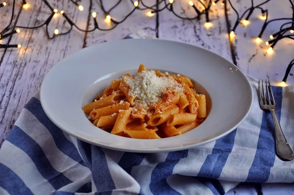 Zdjęcie Pyszny makaron penne z pomidorami – prosty przepis na obiad