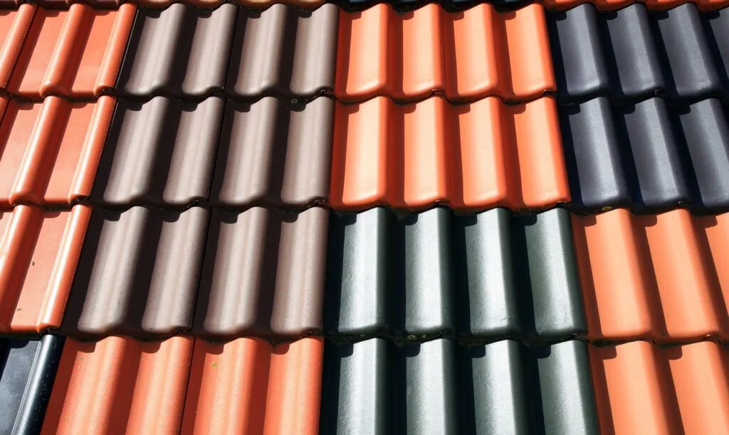 Zdjęcie Dachówka ceramiczna czy betonowa - co wybrać, by uniknąć kosztów?