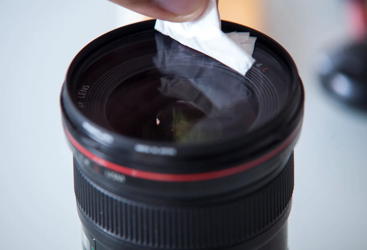 Zdjęcie Jak wyczyścić obiektyw aparatu i telefonu? Bezpieczny poradnik