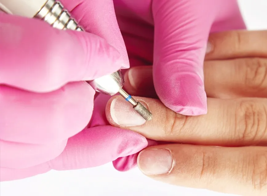 Zdjęcie Jak bezpiecznie zdjąć paznokcie żelowe/akrylowe w domu? Poradnik