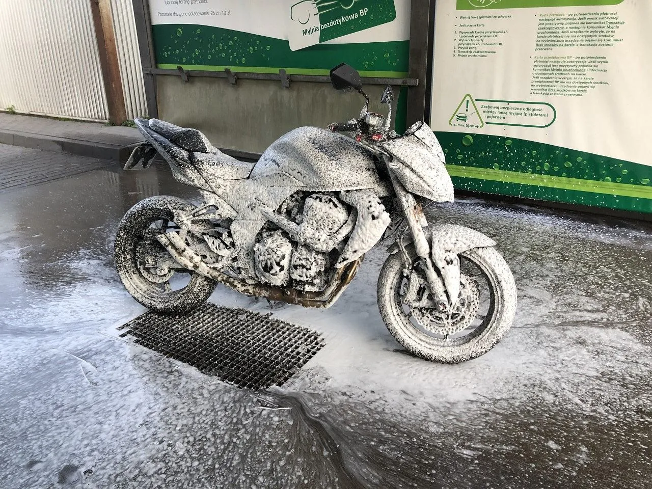 Zdjęcie Czy można myć motocykl na myjni? Oto, co musisz wiedzieć
