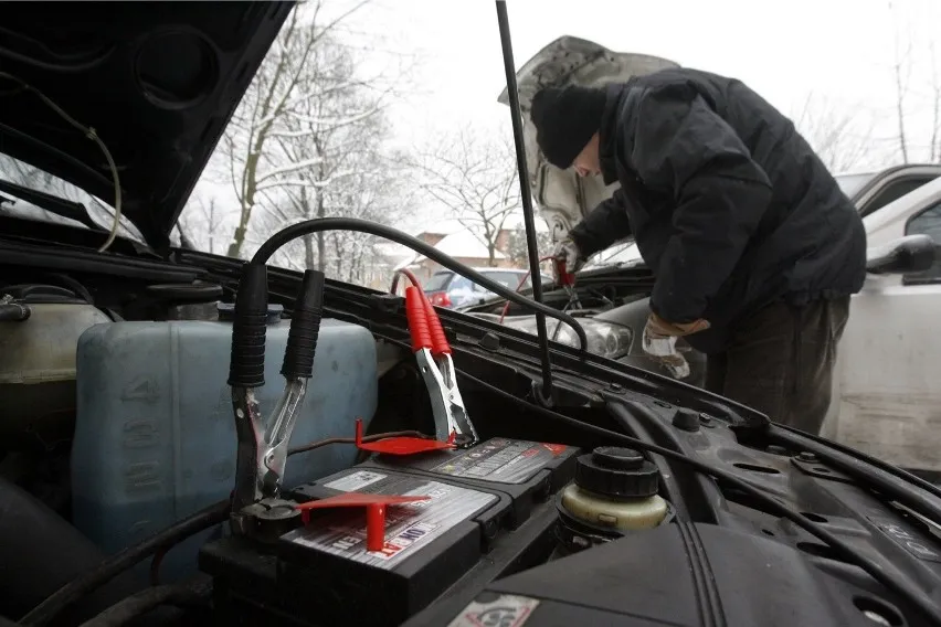 Zdjęcie Jak podłączyć akumulator do prostownika bezpiecznie i bez problemów