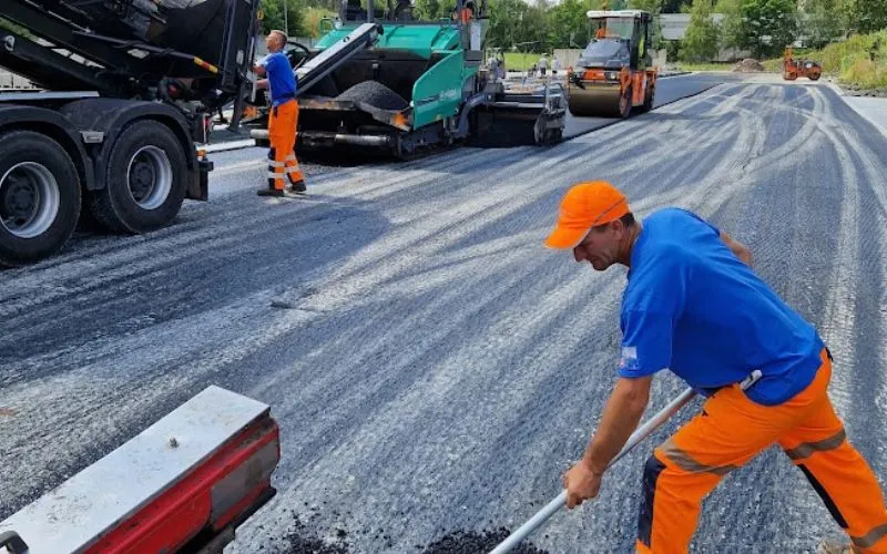 Zdjęcie Ile kosztuje asfalt na podjazd? Poznaj ukryte koszty i czynniki wpływające na cenę
