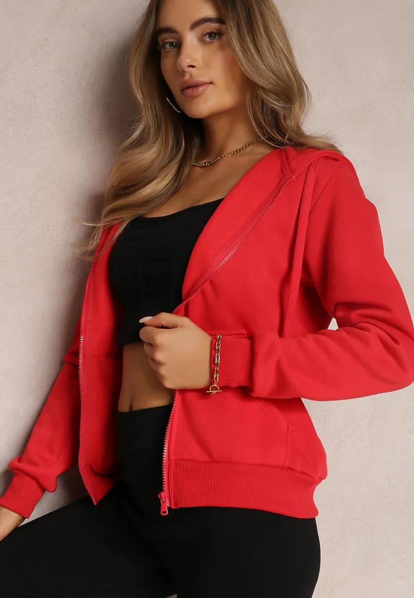 Zdjęcie Jakie spodnie do czerwonej bluzy – stwórz idealne stylizacje na każdą okazję