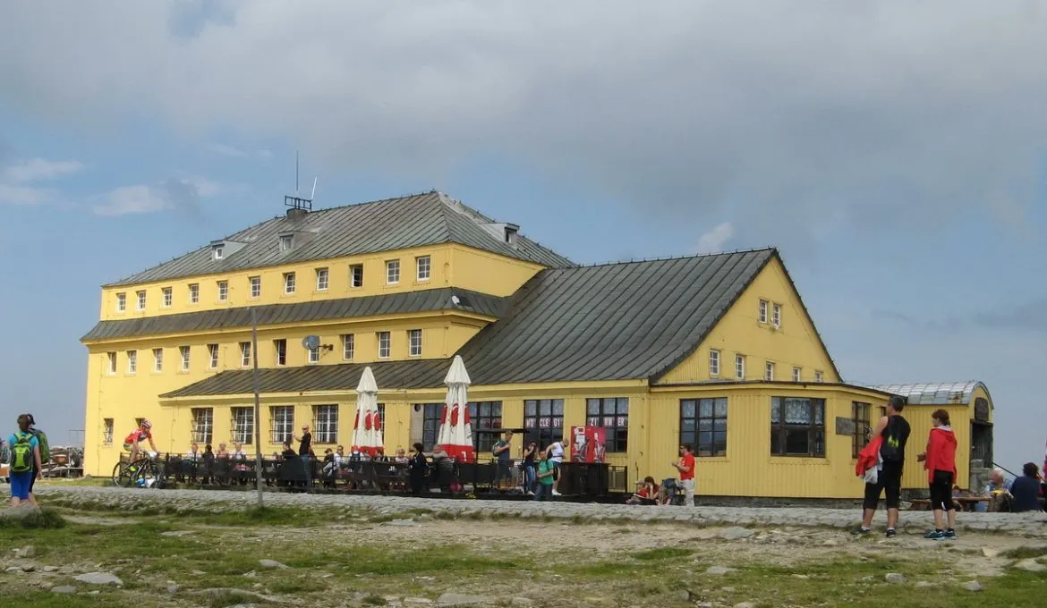 Zdjęcie Gdzie zatrzymać się w drodze na Śnieżkę? Oto 9 schronisk z historią