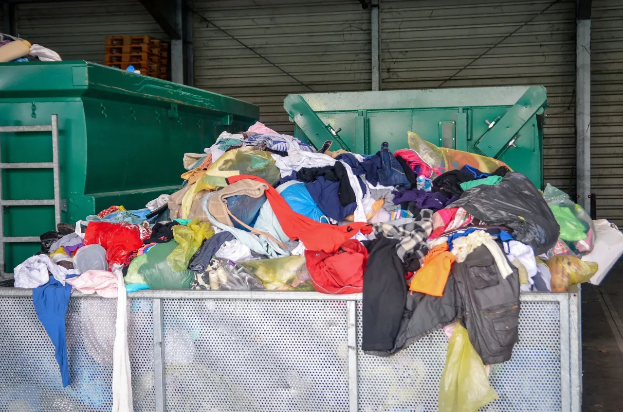 Zdjęcie Segregacja śmieci: gdzie wyrzucać odzież, aby uniknąć kar?
