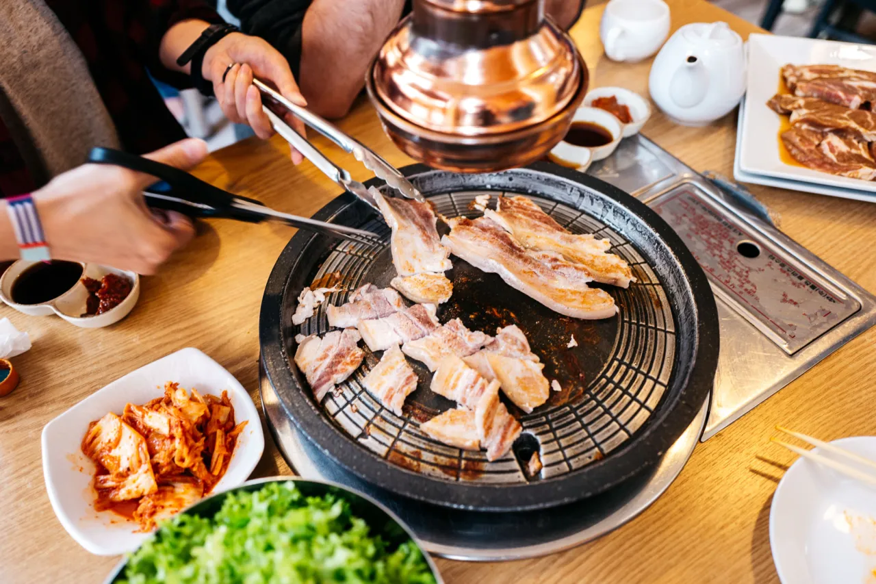 Zdjęcie Koreański grill Kraków: najlepsze miejsca na BBQ z dostawą i odbiorem