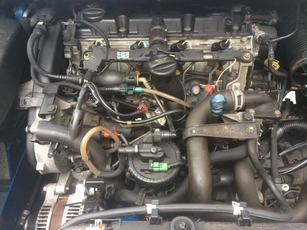 Zdjęcie Gdzie dokładnie jest czujnik temperatury silnika w Peugeocie 307 2.0 HDI? Sprawdź teraz!
