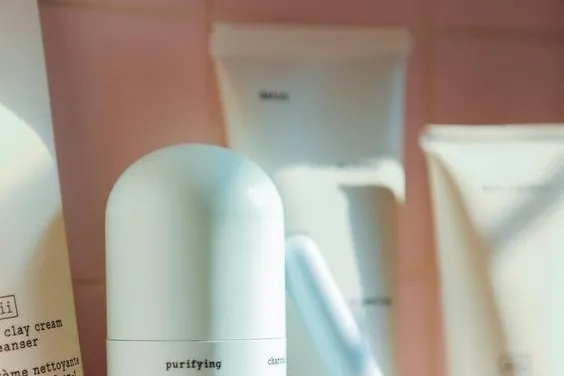 Zdjęcie Dezodorant vs Antyperspirant: Kluczowa różnica i jak wybrać?