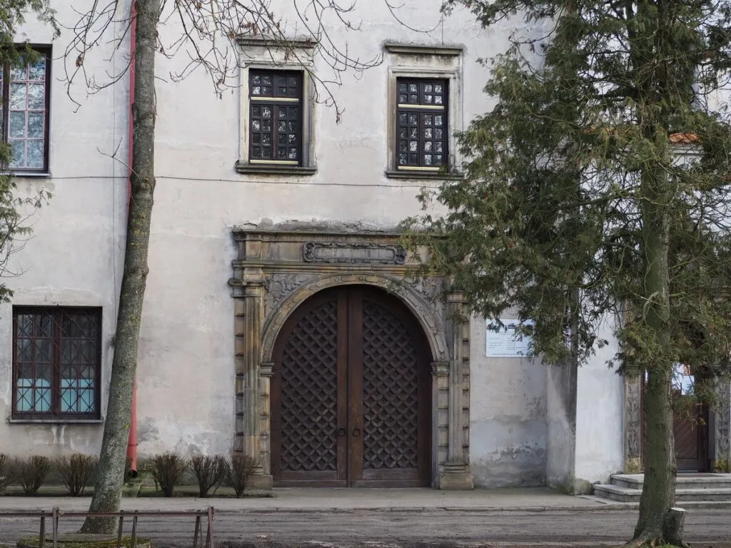 Zdjęcie Zamek w Bykach: Historia, architektura i tajemnice rodu Jaxa-Bykowskich