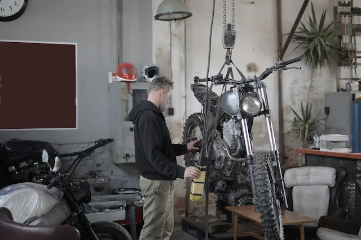 Zdjęcie Jakie narzędzia do warsztatu motocyklowego są niezbędne do napraw?