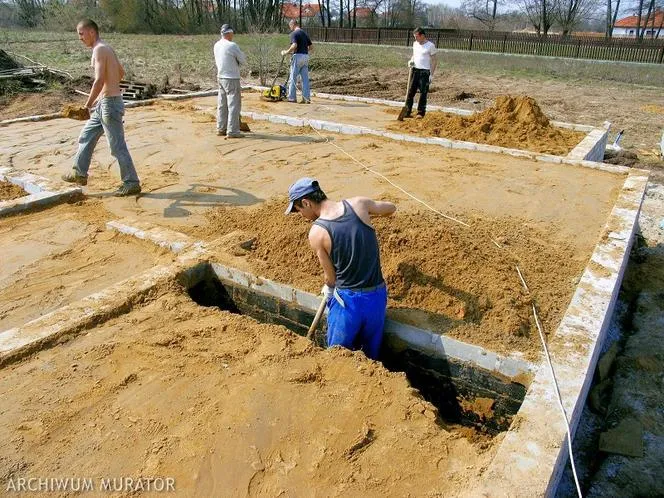 Zdjęcie Jak prawidłowo zasypać fundamenty wewnątrz budynku? Materiały, techniki i najlepsze praktyki