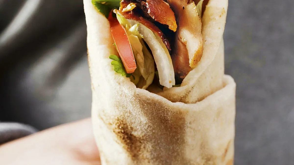 Zdjęcie Kebab w bułce czy tortilla - co wybrać dla zdrowszego posiłku?