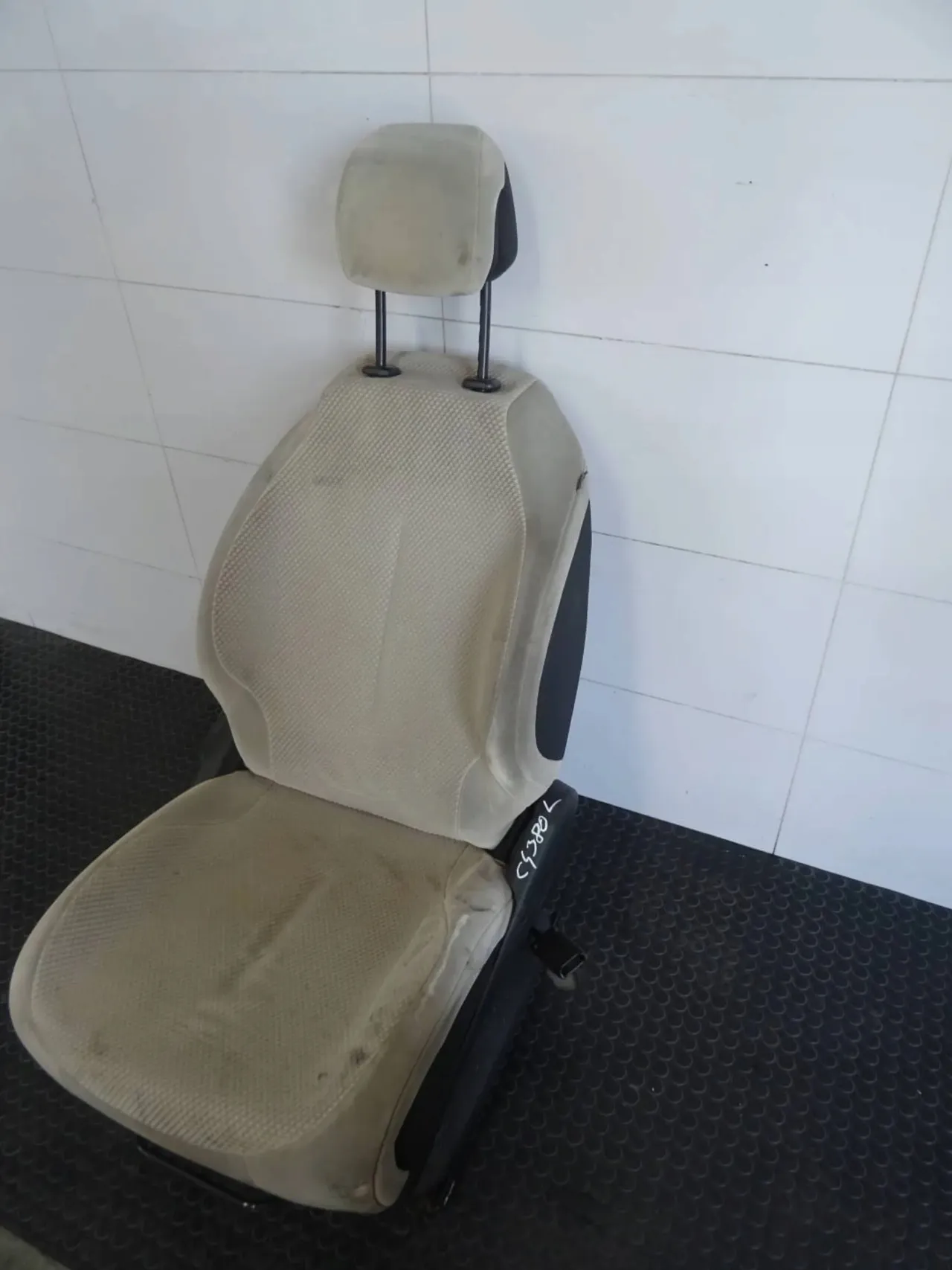 Zdjęcie Jak rozebrać fotel kierowcy Citroen C4 Picasso bez ryzyka uszkodzeń