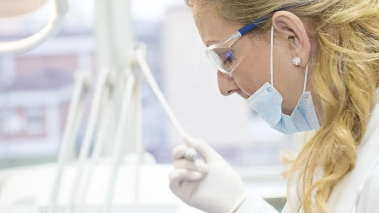 Zdjęcie Ile zarabia asystentka stomatologiczna? Sprawdź wynagrodzenia w 2025