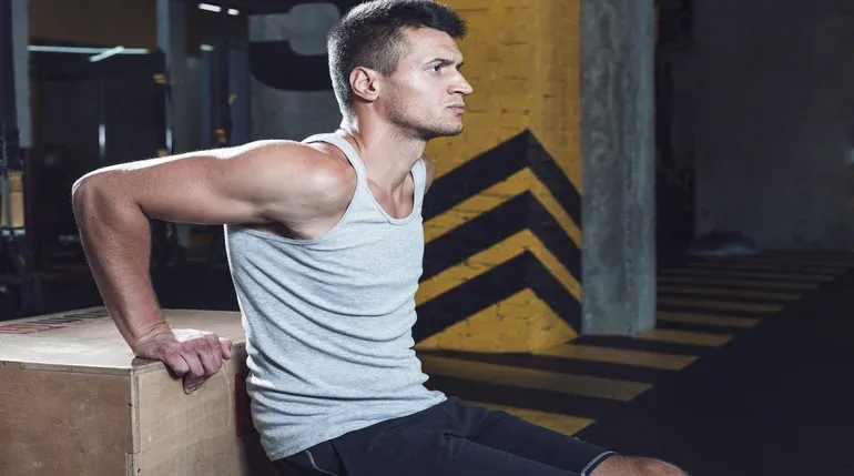 Zdjęcie Silne ramiona bez bólu: Jak efektywnie rozciągać triceps? Porady