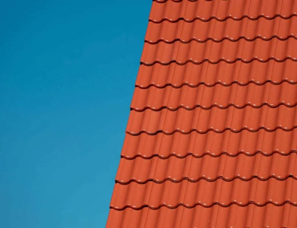 Zdjęcie Dachówka betonowa czy ceramiczna - co wybrać, by uniknąć strat?