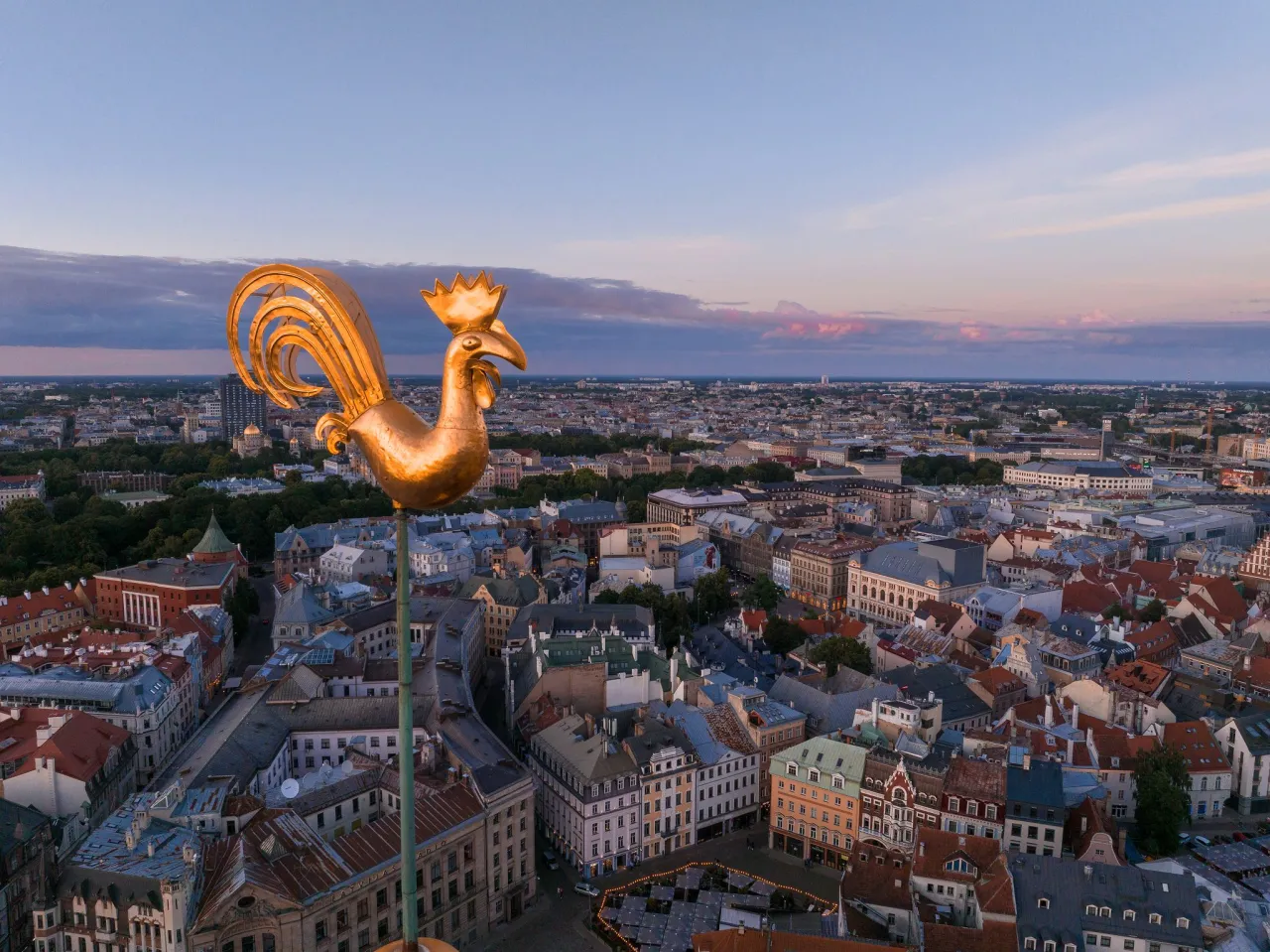 Zdjęcie Kościół z kogutem - co symbolizuje i jakie ma znaczenie w wierze