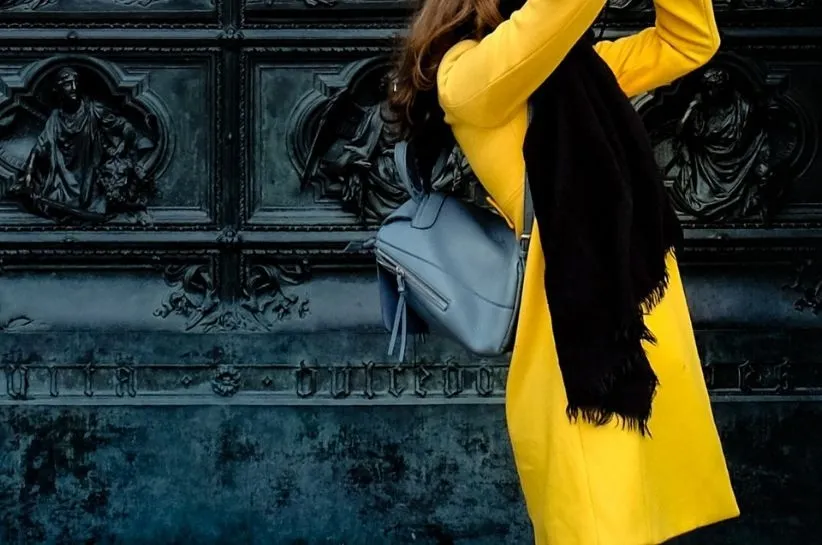 Zdjęcie Jaki szalik do musztardowego płaszcza? Odkryj idealne połączenia i style