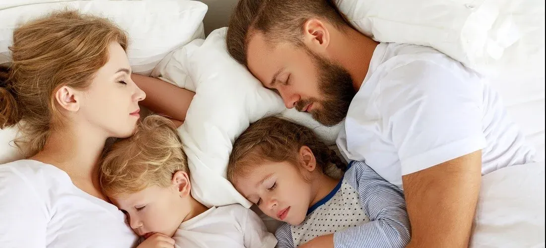 Zdjęcie Jak oduczyć dziecko spania z rodzicami? Skuteczne strategie dla rodziców