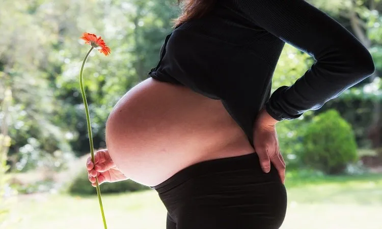 Zdjęcie Objawy porodu ból brzucha – jak rozpoznać, kiedy udać się do szpitala?