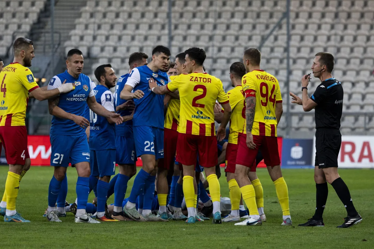 Zdjęcie PKO Ekstraklasa: Ile drużyn spada i które zespoły są zagrożone?