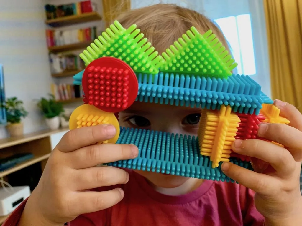 Zdjęcie Co kupić 2 latkowi pod choinkę? Odkryj najlepsze zabawki!