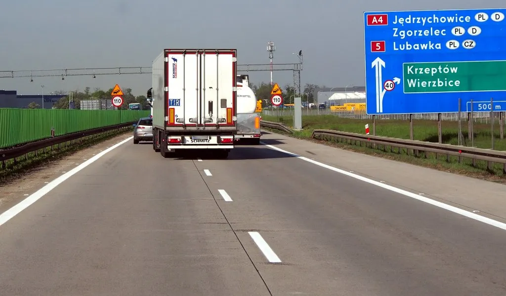 Zdjęcie Czy ciężarówka może wyprzedzać na autostradzie? Sprawdź nowe zasady