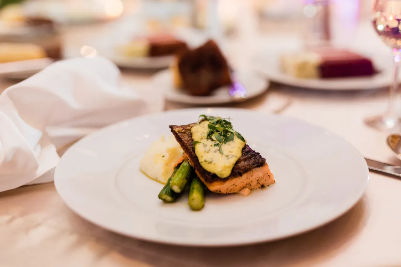 Zdjęcie Ile dań gorących na weselu? Odkryj idealną liczbę dla gości