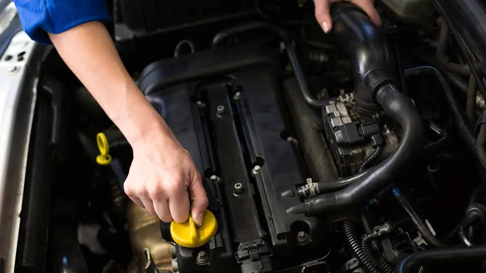 Zdjęcie Es malo que el aceite de motor huela a gasolina: riesgos y soluciones