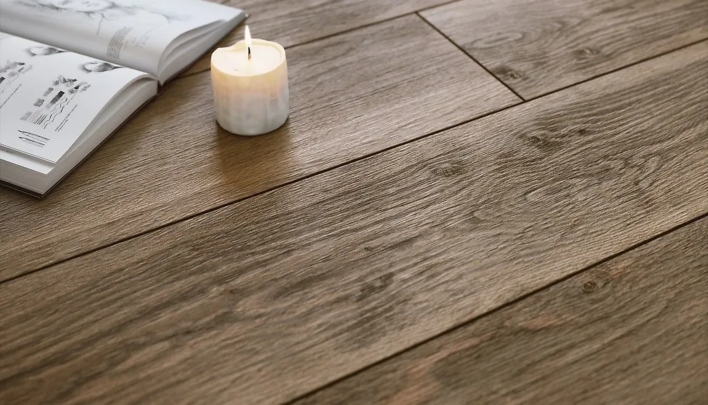 Zdjęcie Jak dobrać kolor fugi do płytek drewnopodobnych, by uniknąć błędów?