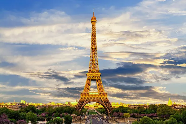 Zdjęcie Średnia Cena Lotu do Paryża - Najkorzystniejsze Oferty i Terminy