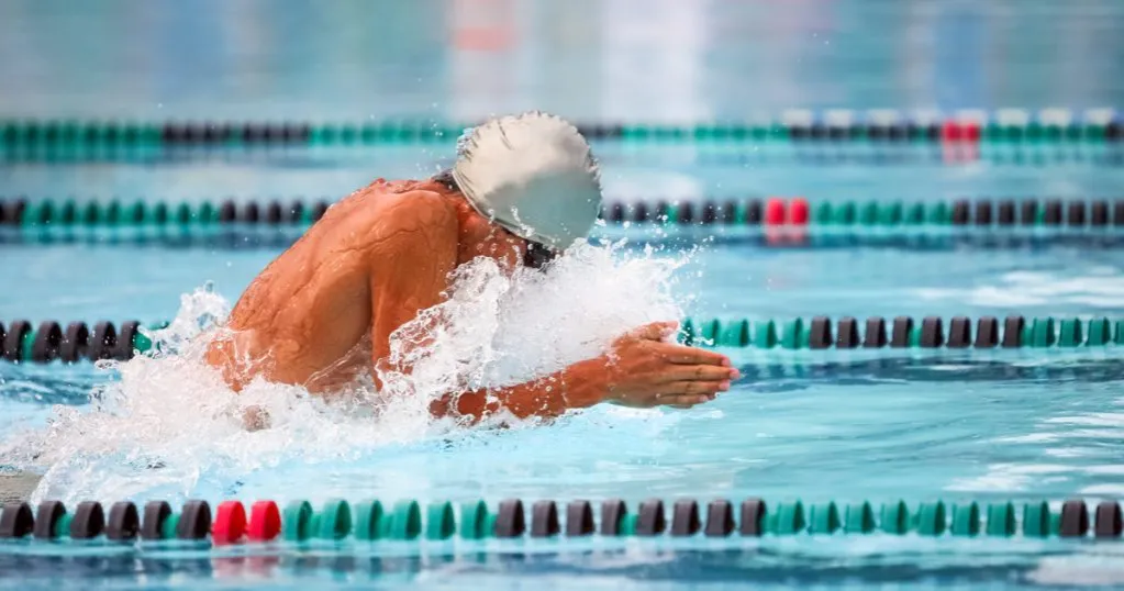 Zdjęcie Jak oddychać podczas pływania żabką, aby uniknąć zmęczenia i poprawić technikę