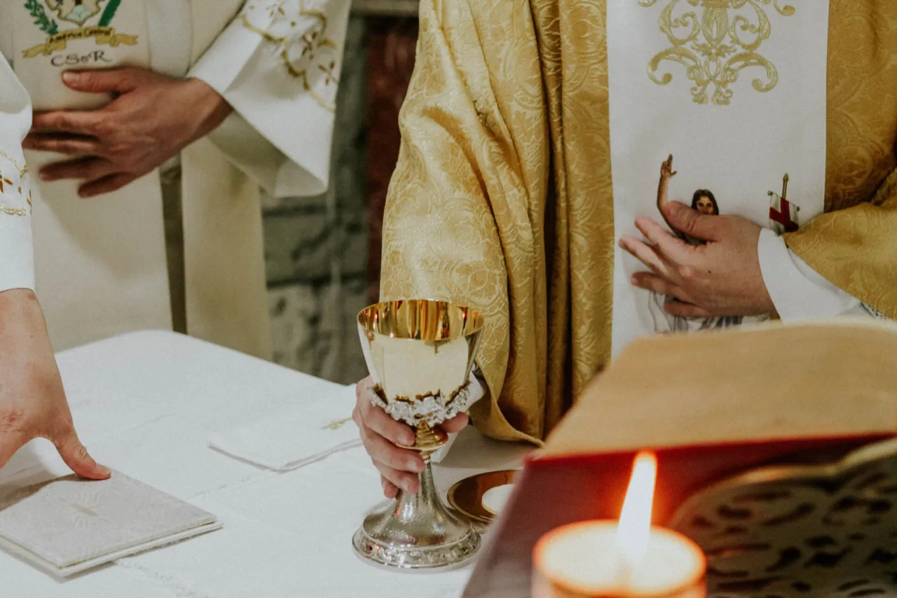 Zdjęcie Znaczenie mszy gregoriańskich: jak modlitwa za zmarłych wpływa na duszę