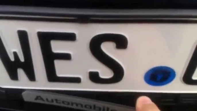 Zdjęcie 4 sposoby jak zdjąć tablicę rejestracyjną WI bez uszkodzeń. Porady