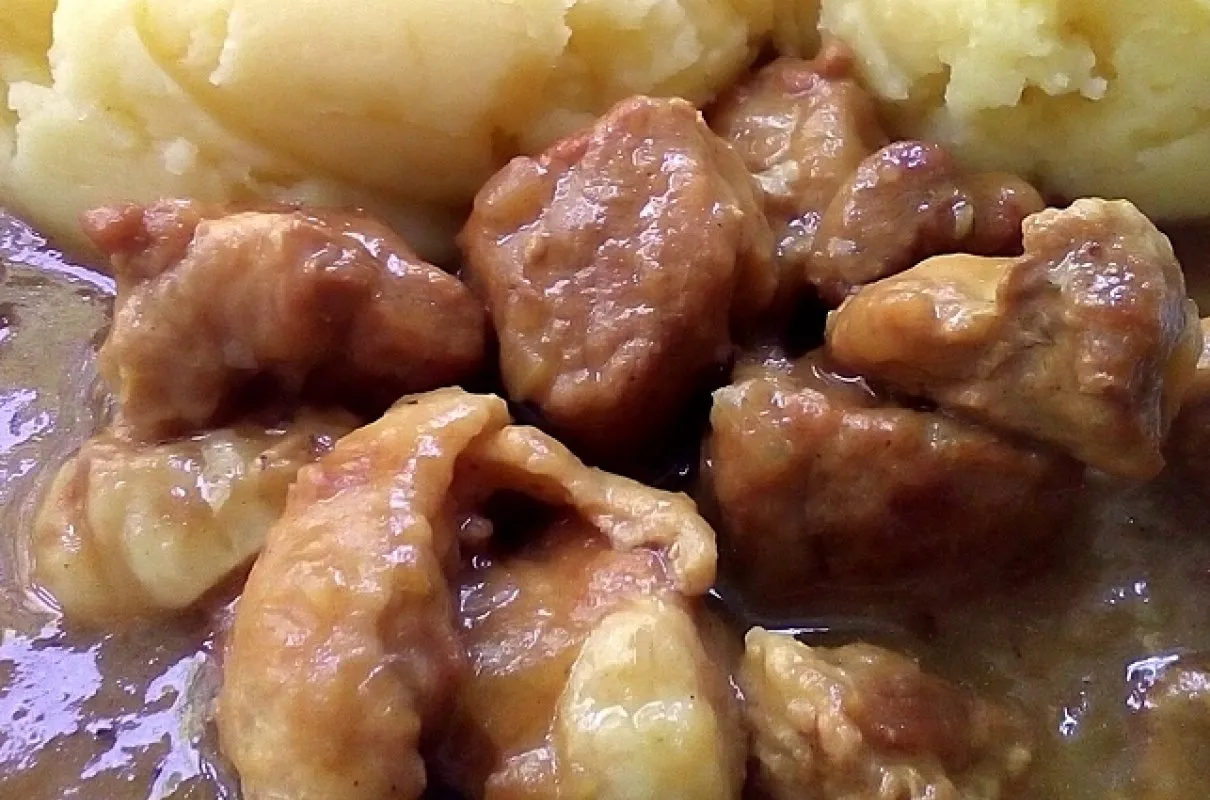 Zdjęcie Ile gotować mięso wieprzowe na gulasz, aby było idealnie miękkie?