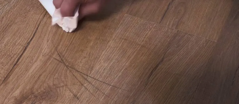 Zdjęcie Skuteczne metody na to, czym zmyć super glue z paneli bez ryzyka uszkodzeń