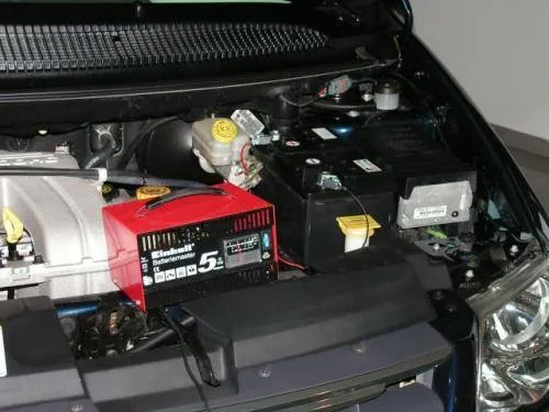 Zdjęcie Czy można odpalić samochód na podłączonym prostowniku? Ryzyko i skutki