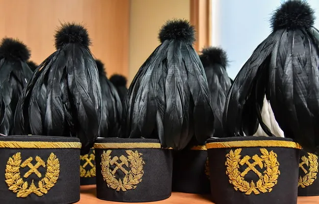 Zdjęcie Jak wygląda czapka górnika – cechy, symbole i instrukcja wykonania